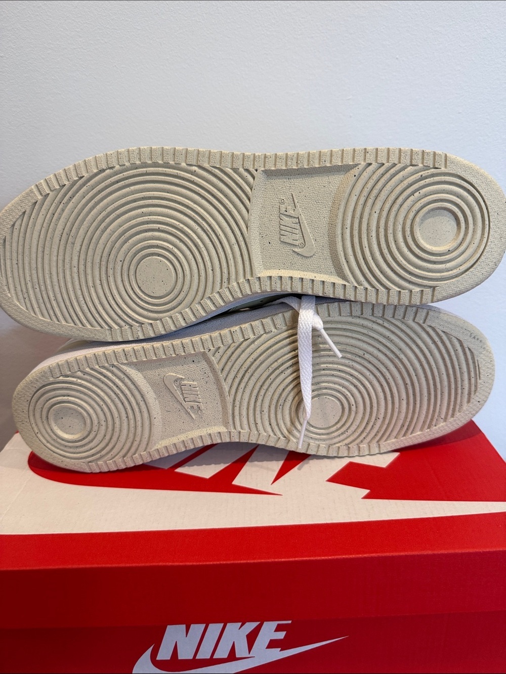 New Nike Men’s Low-Top Sneakers in Cream and White Size 12 - Picture 5 of 6